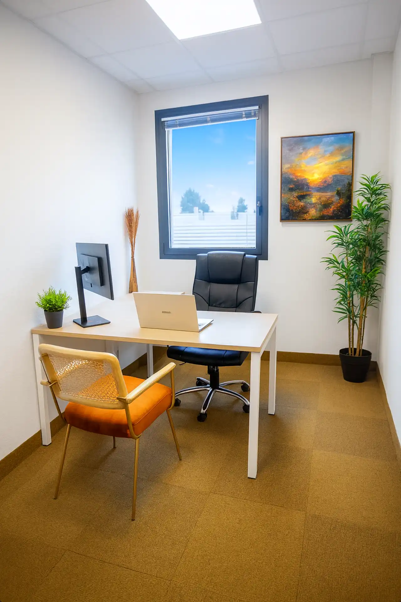 Bureau professionnel à Montpellier dans l’extension Garosud, espace lumineux avec bureau et fenêtre