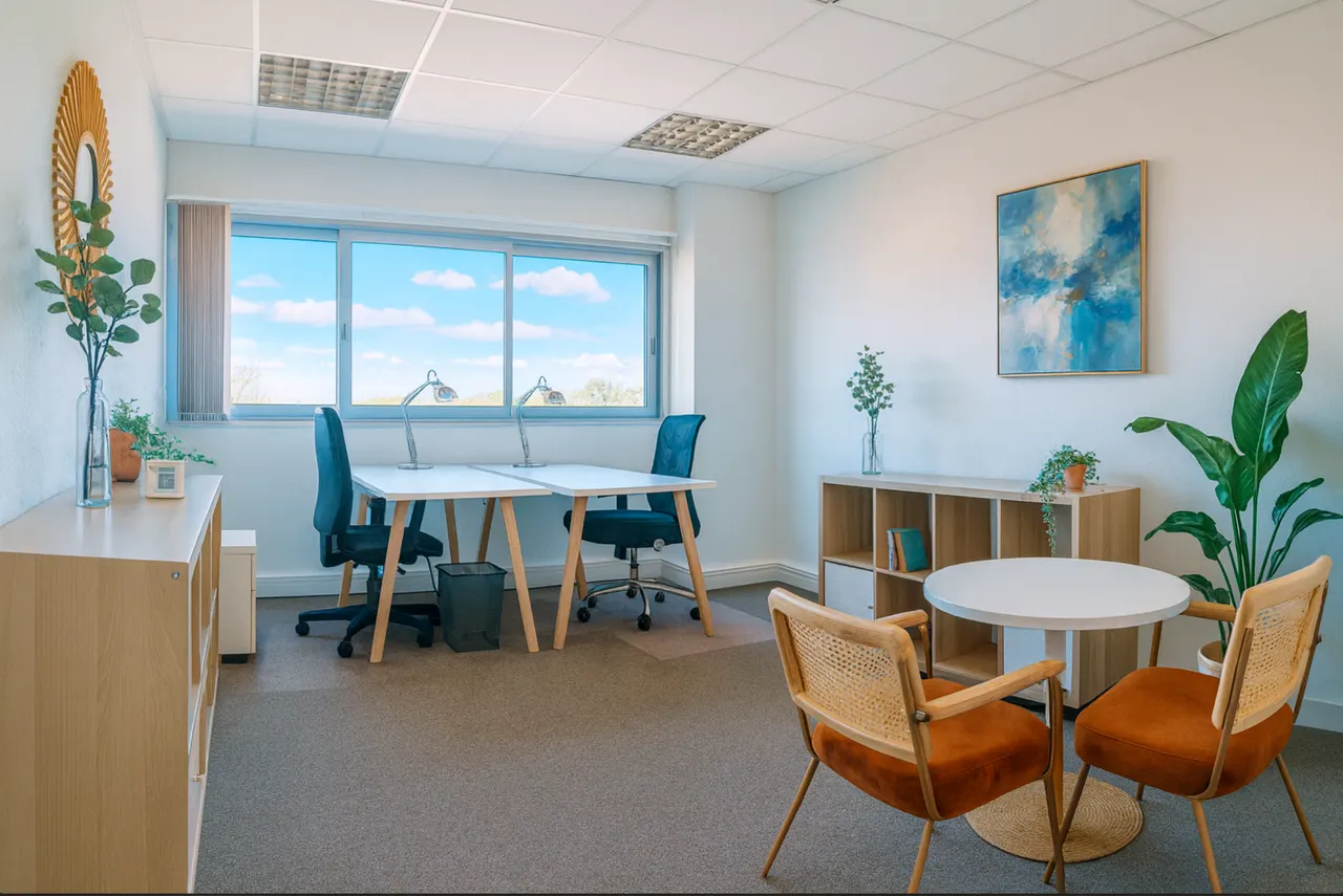 Bureau équipé lumineux pour équipe à Montpellier avec postes de travail, plantes et espace de réception